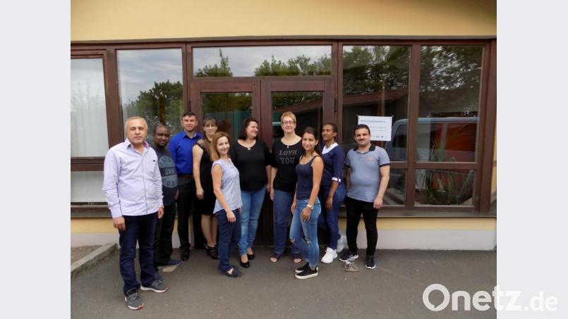 Kursleiterin Stefanie Ohle und Mitarbeiterin Karin Hennicke (Sechste und Siebte von links) gratulierten den Kursteilnehmern zur bestandenen Prüfung. Bild: ubb