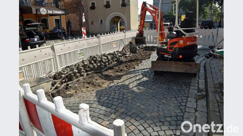 In der Rosenberger Straße werden die Pflastersteine auf Beton-Untergrund gesetzt, um eine Absinken zu verhindern. Bild: Andreas Royer