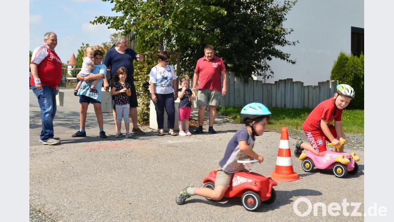 Sigurd Parsow, Monika Zintl, Heiner Rewitzer und Hans Karl (stehend, von rechts) schulterten das Angebot des SPD-Ortsvereins für das Ferienprogramm der Stadt. Bild: fjo