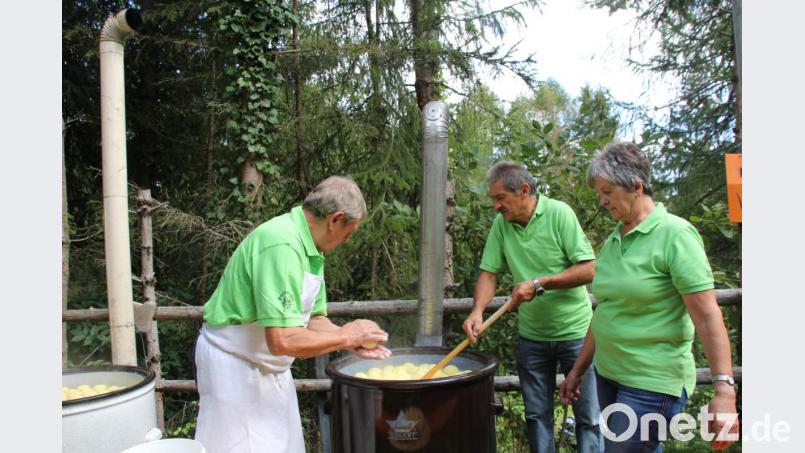 Alle Jahre wieder hat das Küchenteam der Buchbergschützen zum Heimatfest die Herausforderung zu meister, die Knödel zum Schweinebraten zuzubereiten. %50 Knödel wurden heuer mit den Händen gedreht und im mit Holz beheizten Zuber zubereitet. Bild: ads