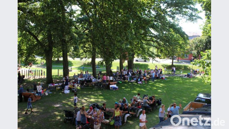 Beim Kindersachen-Flohmarkt gibt es viele Sachen zu günstigen Preisen. Bild: sne
