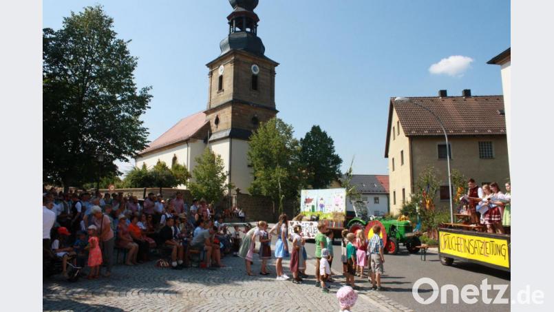 Neben den Einheimischen versammelen sich auch wieder zahlreiche Besucher aus der Region am Stachus, um sich beim Derblecken auf den neuesten Stand bringen zu lassen. Bild: edo