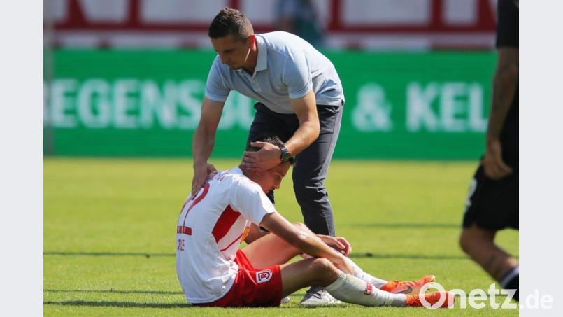 Jahn-Trainer Mersad Selimbegovic (hinten) muss Sebastian Stolze nach der 1:3-Heimniederlage gegen Arminia Bielefeld wieder aufrichten. Bild: agentur_dpa