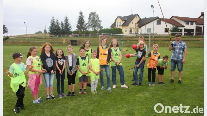 Für ein Quidditch-Turnier benötigt man zwei Teams, je einen Besen und einen goldenen Schnatz, der von Gerhard Enslein (rechts) geführt wurde. Bild: wro