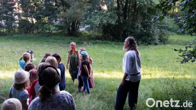Thomas Zenk als Wikinger erklärte den Kindern bei einer Achtsamkeits-Wanderung rund um die Mühlschleif vieles über Pflanzen, Tiere und die „Welt da draußen“. Bild: gi