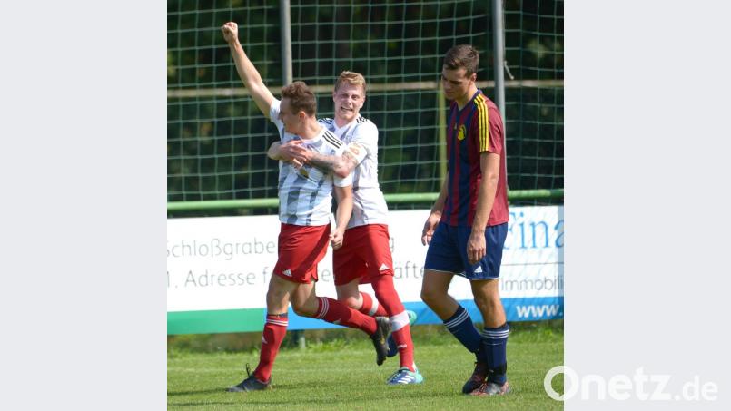 Hier bejubelt Harry Gittel (links) seinen Treffer zum 2:1 für den FSV Gärbershof, umarmt von Kapitän Fabio Stammler. Da hatten die Hausherren das Spiel gedreht – aber die Führung hielt nicht lange. Bild: ref