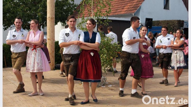 Mit ihren Tänzen begeistern die Kirwapaare die Zuschauer. Bild: sön