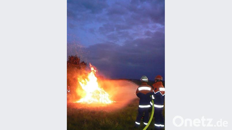 Bei einem Freiflächenbrand züngeln die Flammen in den Abendhimmel. Bild: dob