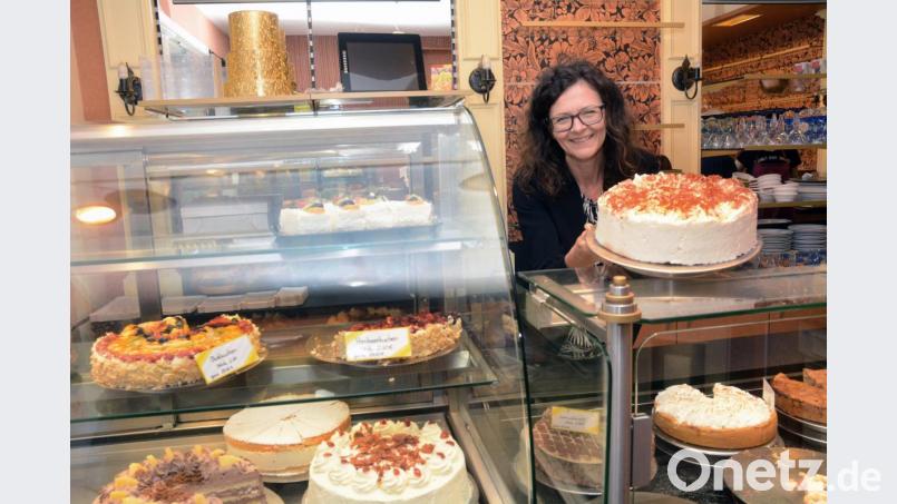 Fast drei Jahrzehnte später halte ich in der Konditorei Fißl nochmal eine Torte in Händen - diesmal deutlich entspannter. Bild: Gabi Schönberger