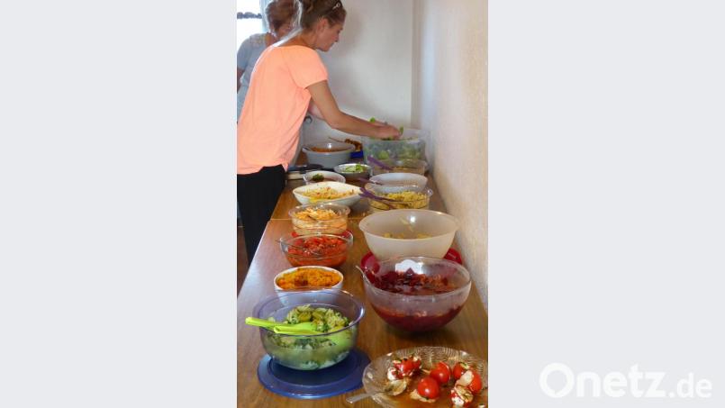 Leckere Salate am Büffet und feine Pizzen aus dem Ofen begeistern die Gäste am späten Nachmittag bei der „Italienischen Nacht“ des Sportvereins bis in die Abendstunden. Bild: fsb