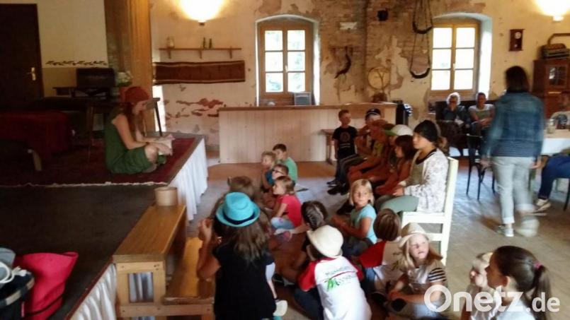 Die Musketiere feierten mit ihren Eltern und den Betreuerinnen Sommerfest. Vanessa Rudloff als Wikingerfrau las eine alte Sage über die Entstehung der Welt in der Mühlschleif vor. Bild: gi