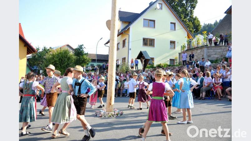 Neun Kirwakids-Paare tanzen sich in die Herzen der vielen Zuschauer. Einstudiert hatte de Tänze Anita Kraus. Bild: es