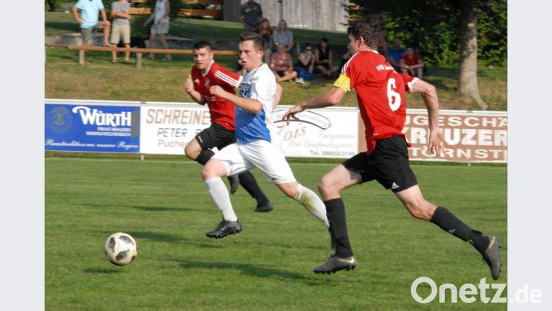 Tobias Zenger (weiß-blaues Trikot) lässt sich auf dem Weg zum 4:0 nicht aufhalten. Der TSV Püchersreuth entschied das Spitzenspiel der A-Klasse Ost gegen den VfB Thanhausen klar für sich. Bild: gb