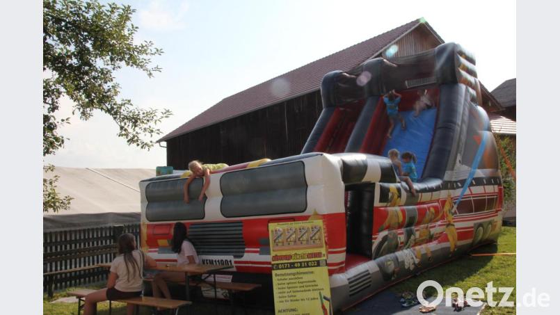 Die Kinder konnten sich auf dem nahen Spielplatz oder in der großen Hüpfburg austoben. Bild: frd