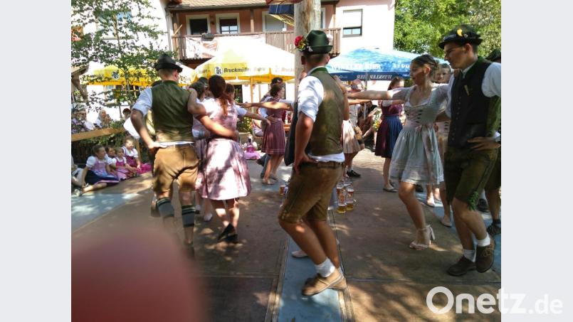 Schwungvoll wurde der Kirwabaam ausgetanzt Bild: mma