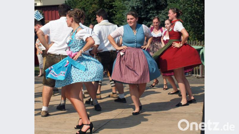 Und die Dirndlröcke der Kirwamoidl wehten beim Tanz. Bild: sön