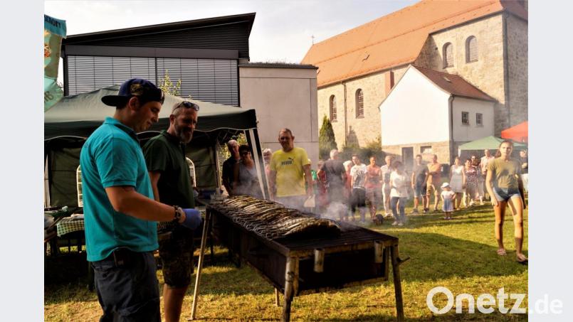 Die Warteschlage zu den Fischspezialitäten ist schon mal etwas länger. Bild: arw