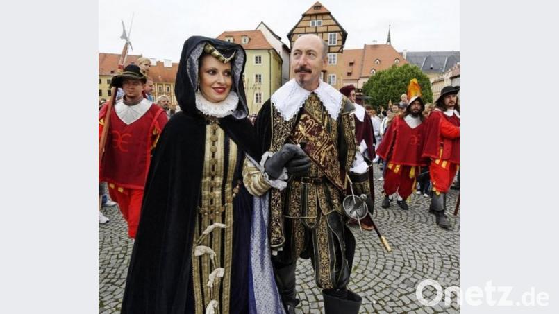 Herzog von Wallenstein mit seiner Gemahlin bei einem der bisherigen Auftritte auf dem Egerer Marktplatz. Bild: gjb
