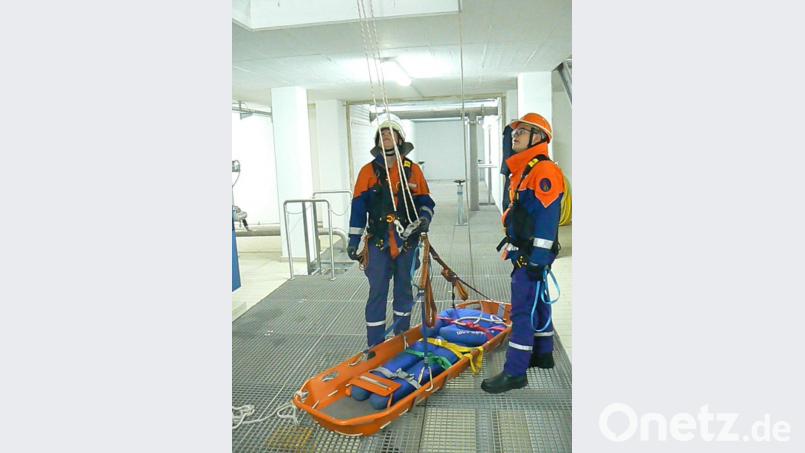 Aus einem Schacht am Fahrenberger Hochbehälter wird eine Person gerettet. Bild: dob