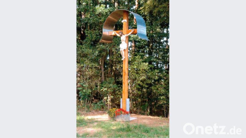 Das neue Kreuz im Vilsecker Ortsteil Drechselberg lädt zu Gebet und Andacht bei Bild: rha