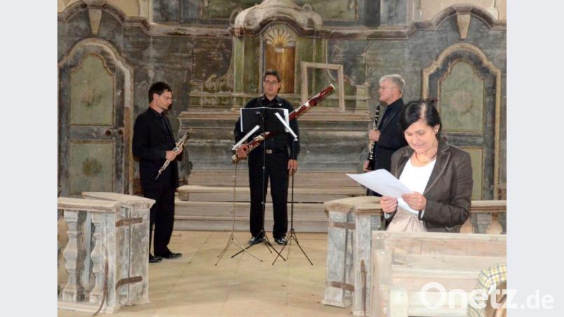 Markus Schlager (links), Thomas Englberger (rechts) und Wolfgang Feneberg (Mitte) brillieren als &quot;Windberg-Trio&quot;, während Dr. Zuzanne Finger (vorne) zweisprachig durchs Programm führte. Bild: fjo