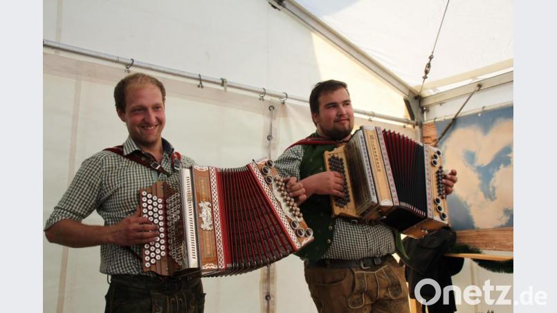 Für Stimmung im Zelt und im Freien sorgte am Nachmittag das Duo Andreas Hofmeister und Felix Ach. Bild: frd