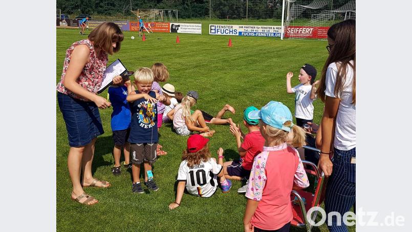 An sechs Stationen zeigen die Kinder ihr sportliches Können. Bild: zer
