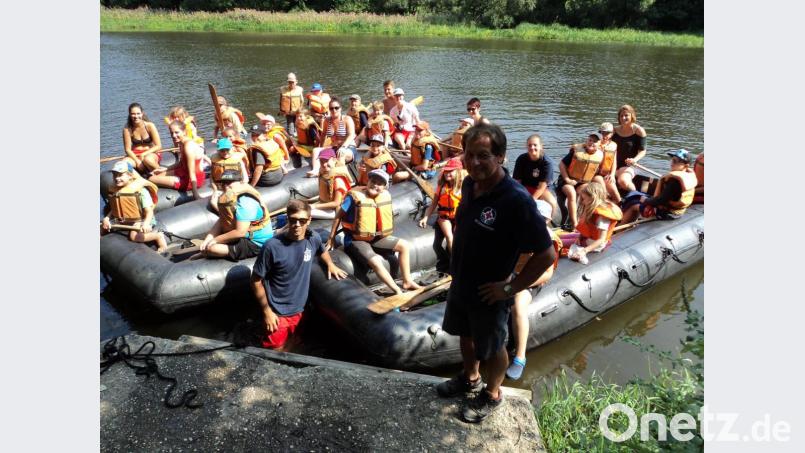 Die Kinder hatten großen Spaß bei der Bootsfahrt. Ehrenvorsitzender Walter Martin sorgte für eine Brotzeit. Bild: ksi