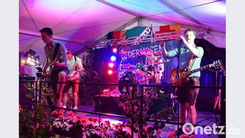 Die Lederhosen Lackl spielen bei der Zeulenreuther Kirwa auf. Bild: hai