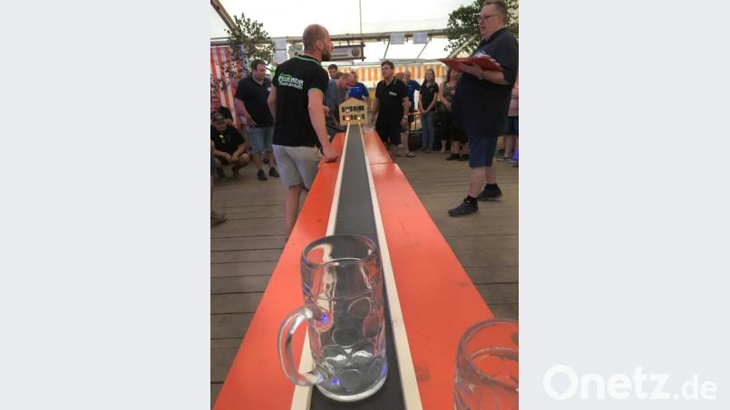 Über diese lange Strecke mussten die Feuerwehrler einen Masskrug mit Wasser zum brennenden Haus bringen. Links Moderator Christian Hederer, rechts Schiedsrichter Wolfgang Bauer (FW Krummennaab). Bild: att