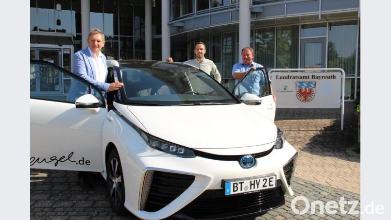 Landrat Hermann Hübner (von links), Christof Ross von der Firma Engel, Bayreuth, und Peter Hübner, Fahrer des Landrats und zuständig für die Dienstautos des Landkreises, freuen sich über das neue Auto. Bild: exb