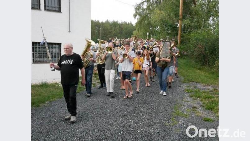 Gar nicht so einfach: Musizieren und dabei marschieren. Bild: exb