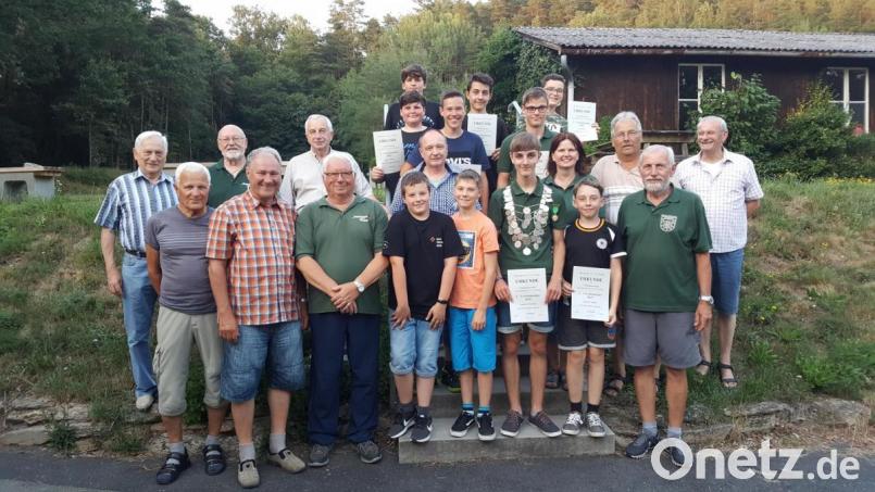 Jugendkönig Hans Mutzbauer (mit Königskette) holte sich beim Preisschießen seine Trophäe ab und mischte sich beim Gruppenbild unter die Vereinsmeister Bild: exb