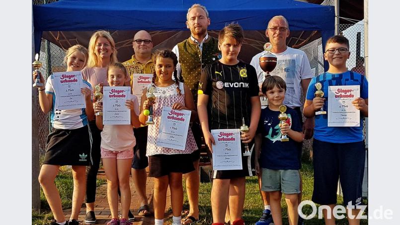 Das sind die Sieger der Tennis-vereinsmeisterschaft des VfB Rothenstadt: (von links) Lea Färber, Christine Hirnet, Laura Sprah, Oliver Schlicht, Selina Clark, Christian Schraml, Simon Biebl, Max Gradl, Arnold Michael und Hannes Braun. Bild: R. Kreuzer