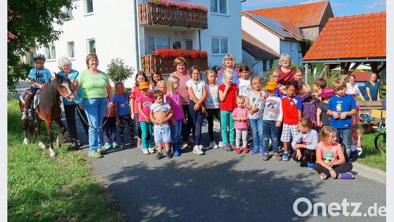 Die Vorsitzende der Frauen-Union, Klaudia Tretter (Zweite von links) bereitete mit (hinten, von rechts) Maria Dostler, Elke Härtl, Gabi Härtl und Elisabeth Mühlbauer, zahlreichen Kindern eine ganz besondere Freude. Sie zeigten den Kleinen wie es auf einem Bauernhof zugeht. Bild: bsc