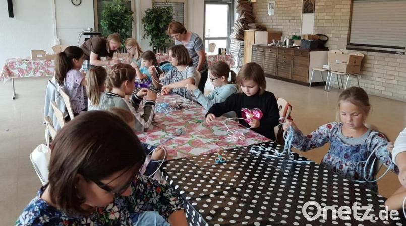Kids sind mit Feuereifer beim Basteln von Traumfängern. Bild: stn