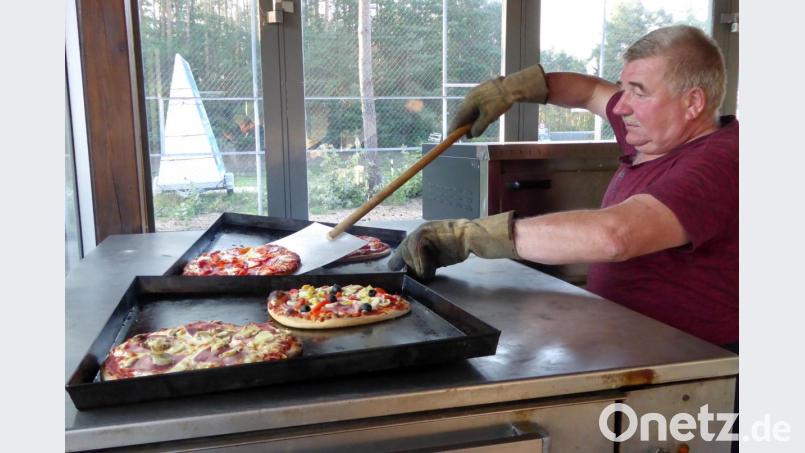 Leckere Salate am Büffet und feine Pizzen aus dem Ofen begeistern die Gäste am späten Nachmittag bei der „Italienischen Nacht“ des Sportvereins bis in die Abendstunden. Bild: fsb