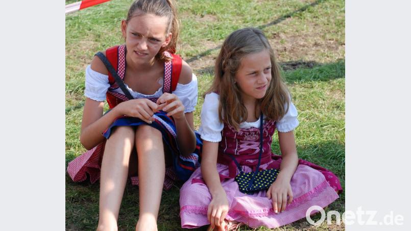 Interessiert verfolgen sie das Austanzen des Kirchweihbaumes, wollen sie doch auch einmal ein KIrwamoila sein. Bild: sche