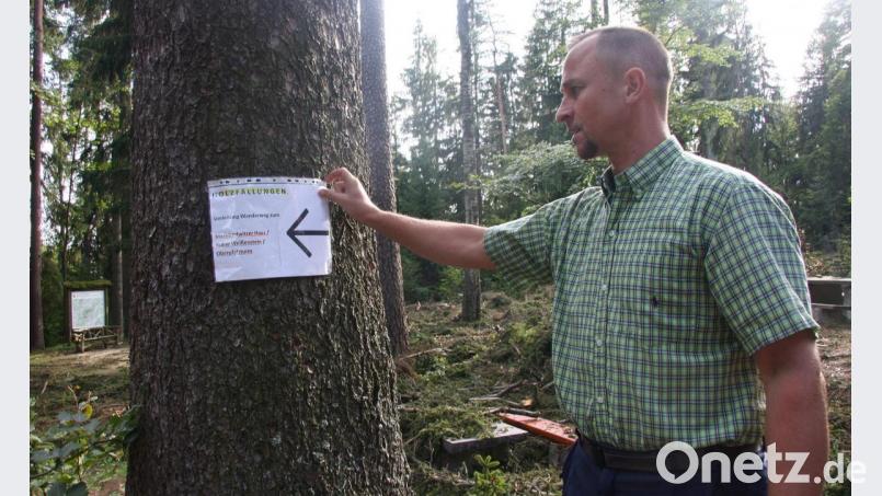 Die Sperrung des Wanderweges am Felsgelände Hackelstein ist nicht mehr notwendig. Das Schild nimmt Eckhard Deutschländer wieder mit nach Hause. Bild: wro