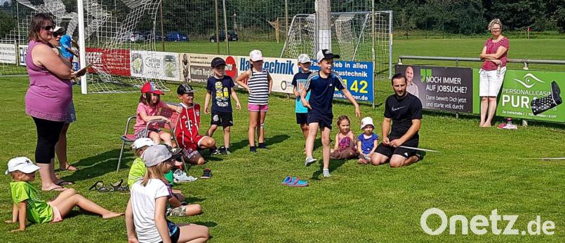 An sechs Stationen zeigen die Kinder ihr sportliches Können. Bild: zer