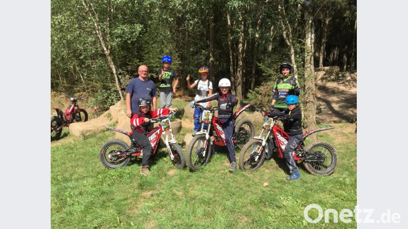 Für die Teilnehmer des Schnuppertrainings beim MSC Stiftland standen drei vollelektrische Motorräder bereit. Bild: Max Schulz/exb