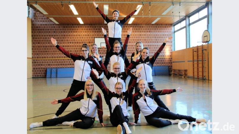 Die Gardemädchen wurden mit neuen Trainingsanzügen ausgestattet. Bild: bjo