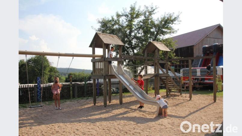 Die Kinder konnten sich auf dem nahen Spielplatz oder in der großen Hüpfburg austoben. Bild: frd