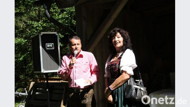 Die Vorsitzende der Buchbergschützen Annemarie Meier begrüßte als Gastgeberin die zahlreichen Gäste aus der Region beim Heimatfest. Uwe Bergmann hatte als stellvertretender Bürgermeister und Schirmherr eine Doppelfunktion beim Heimatfest. Bild: ads