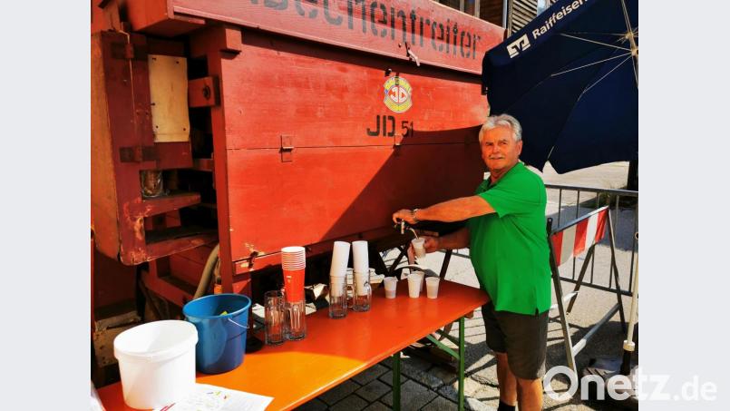 Gemeindearbeiter Josef Füssl bereitet sich an der Dreschmaschine auf den Ansturm vor. Bild: gz