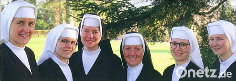 Während einer Eucharistie mit dem Bamberger Erzbischof Ludwig Schick legen an diesem Dienstag sechs Frauen Gelübde im Orden der Schulschwestern ab. Es sind dies (von links) Schwester M. Alojsia Rötschke, Schwester M. Bernadette Wundlechner (beide zeitliche Profess), Schwester M. Ancilla Pitroff, Schwester M. Klarissa Hartmann (beide ewige Profess), Schwester M. Karla Hubert und Schwester M. Josefine Geray (beide zeitliche Profess). Bild: sck