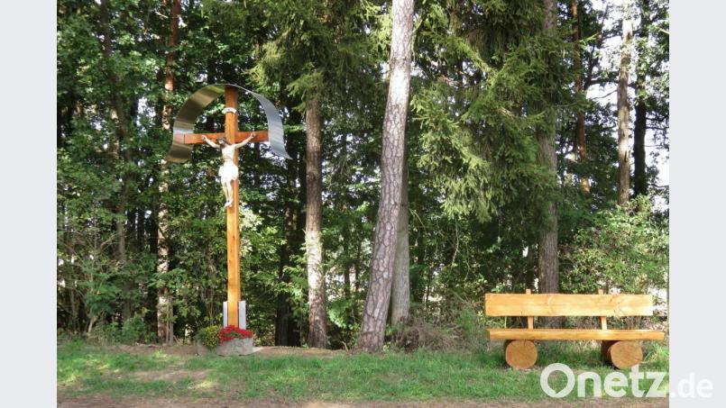 Die Familie Dotzler lässt am Drechselberg ein neues Kreuz errichten. Und die Stadt Vilseck stellt daneben eine Sitzbank auf. Bild: rha