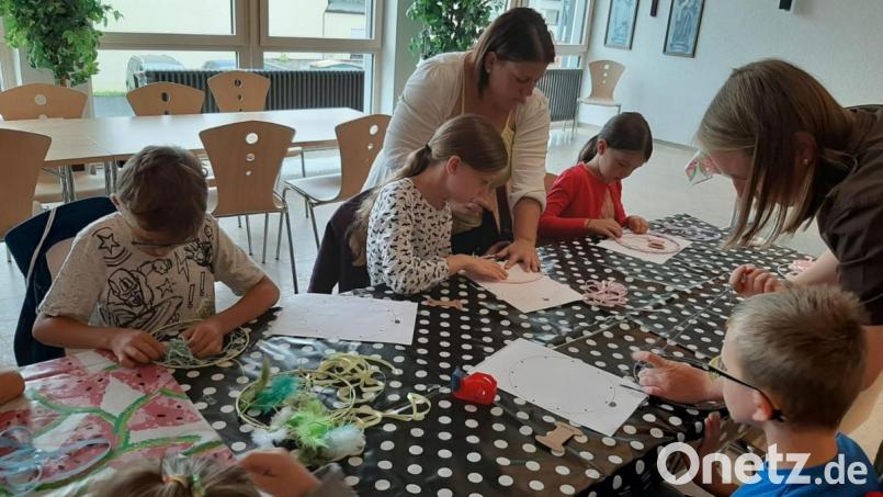 Kids sind mit Feuereifer beim Basteln von Traumfängern. Bild: stn