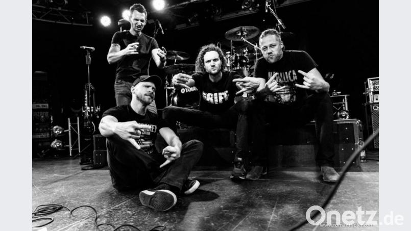Die Metallica-Tribute-Band "Sacarium" mit Tobias Regner (links unten) wird als Headliner bei "Bändstock" voll durchstarten. Bild: exb