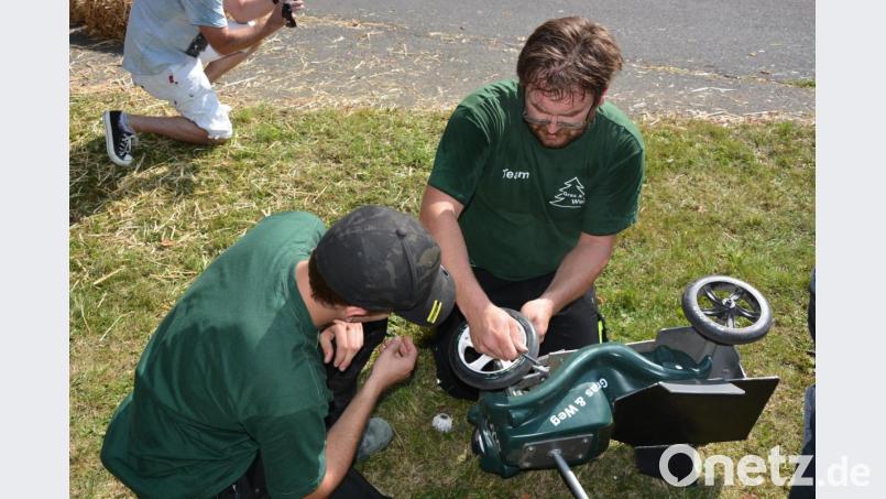 Weil manche Bobbycars Reifen oder andere Teile verloren, waren auch zahlreiche Reparatureinsätze erforderlich. Bild: jr